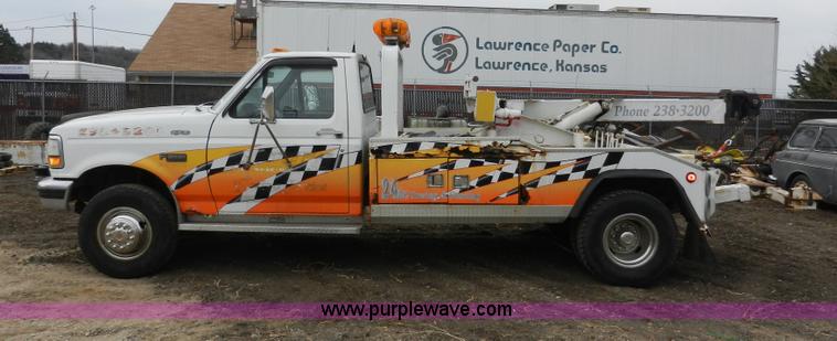 image for item X9599 1993 Ford F450 XLT Super Duty tow truck