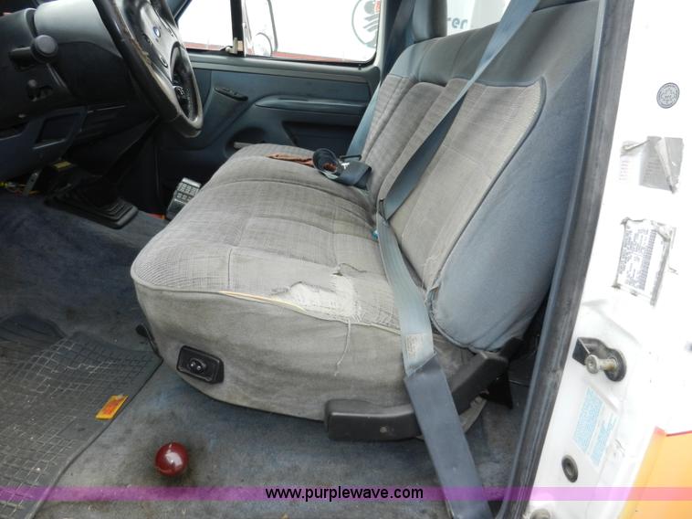 image for item X9599 1993 Ford F450 XLT Super Duty tow truck