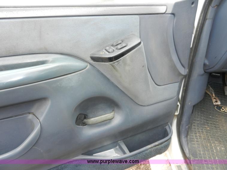 image for item X9599 1993 Ford F450 XLT Super Duty tow truck