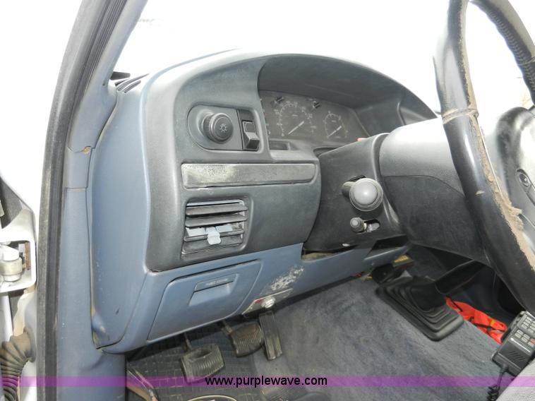 image for item X9599 1993 Ford F450 XLT Super Duty tow truck