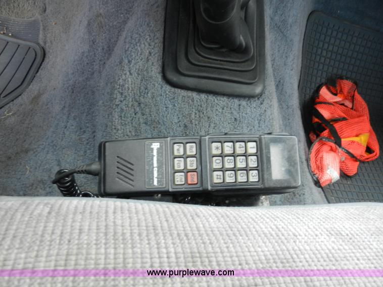 image for item X9599 1993 Ford F450 XLT Super Duty tow truck