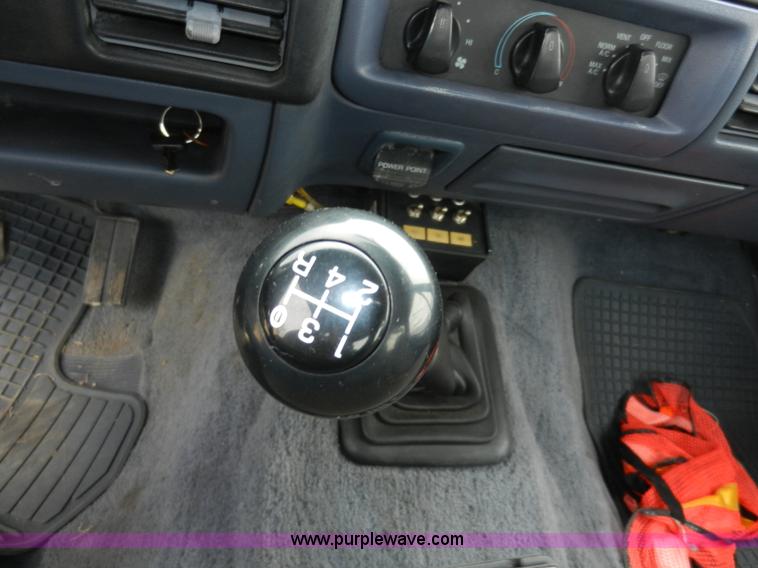 image for item X9599 1993 Ford F450 XLT Super Duty tow truck