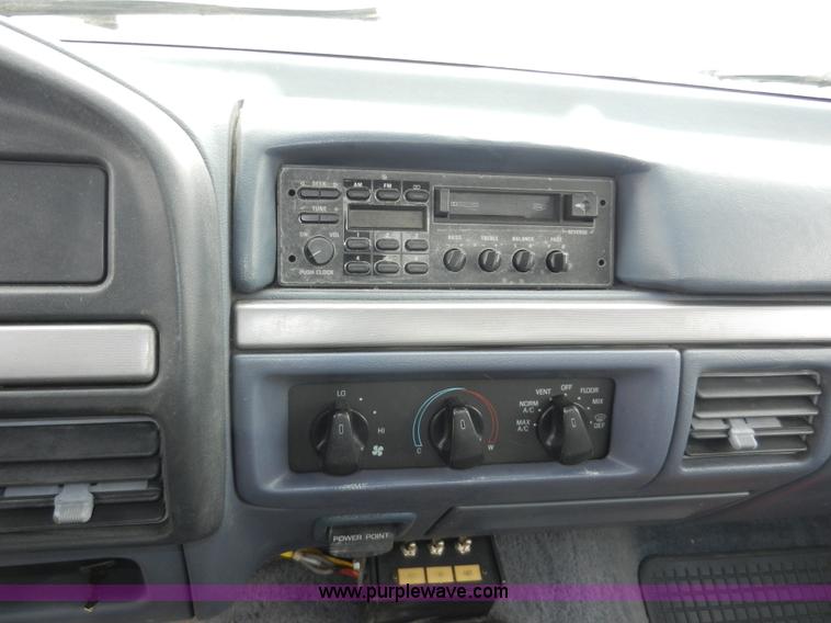 image for item X9599 1993 Ford F450 XLT Super Duty tow truck