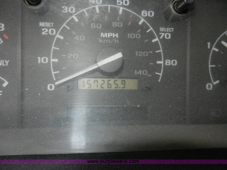 image for item X9599 1993 Ford F450 XLT Super Duty tow truck