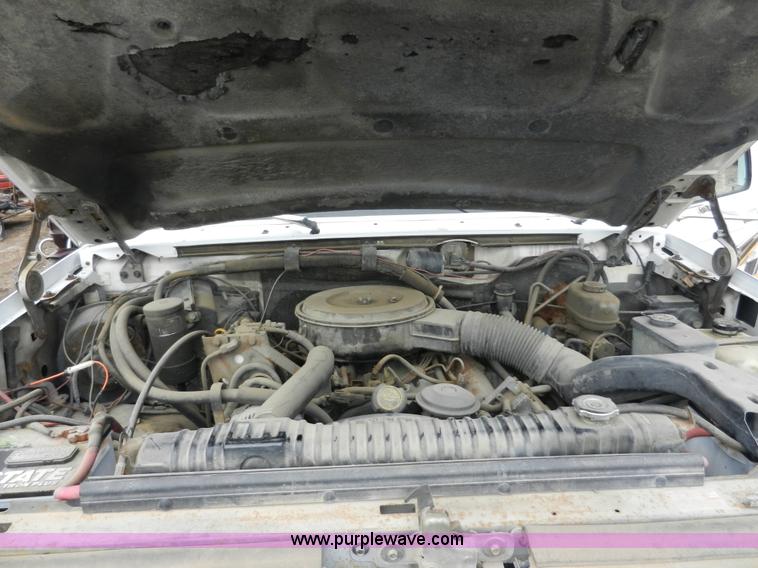 image for item X9599 1993 Ford F450 XLT Super Duty tow truck