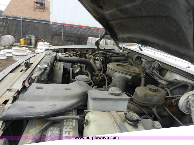 image for item X9599 1993 Ford F450 XLT Super Duty tow truck