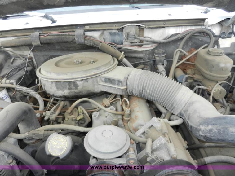 image for item X9599 1993 Ford F450 XLT Super Duty tow truck