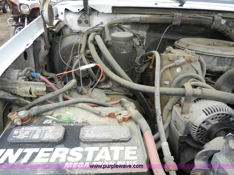 image for item X9599 1993 Ford F450 XLT Super Duty tow truck