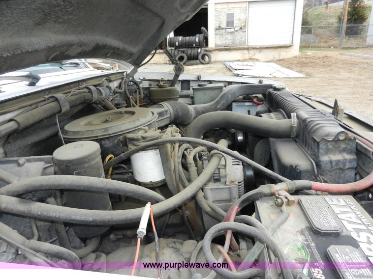 image for item X9599 1993 Ford F450 XLT Super Duty tow truck