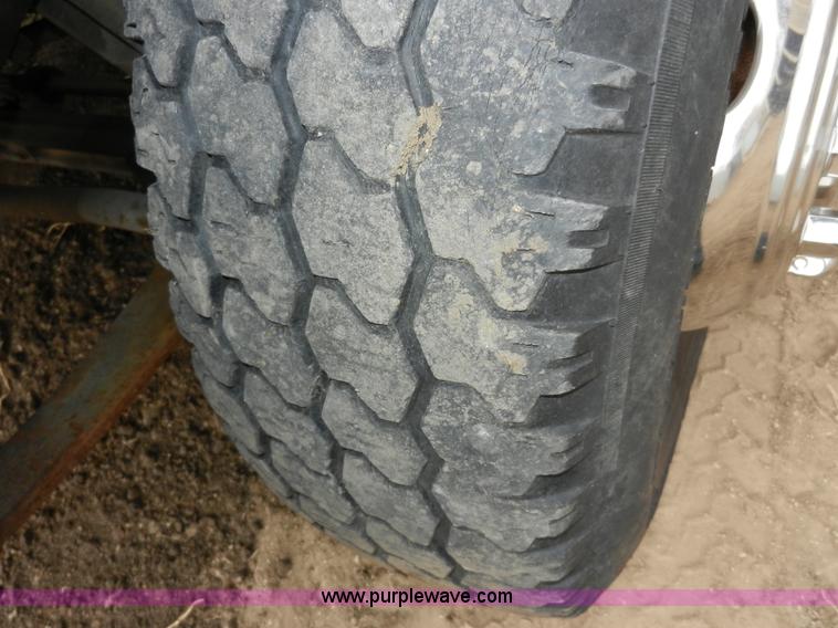 image for item X9599 1993 Ford F450 XLT Super Duty tow truck