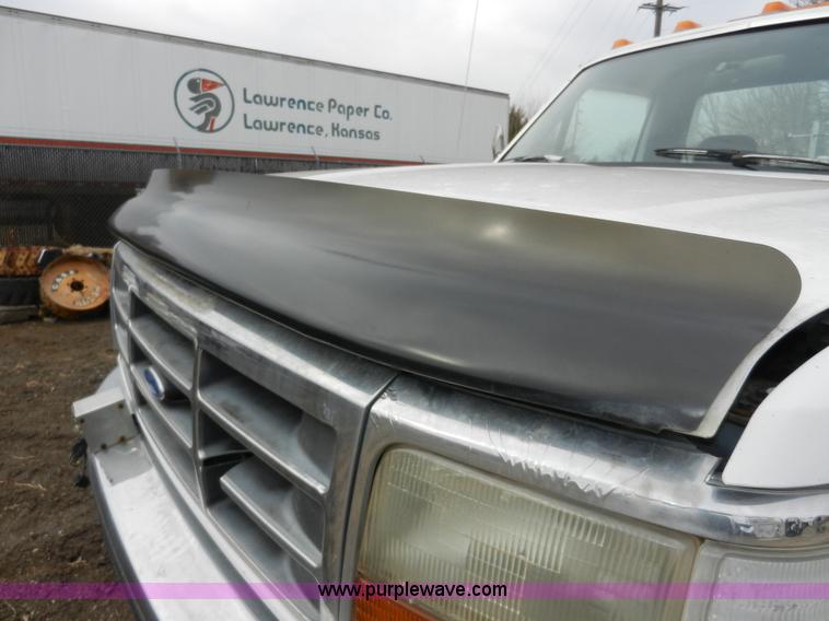 image for item X9599 1993 Ford F450 XLT Super Duty tow truck