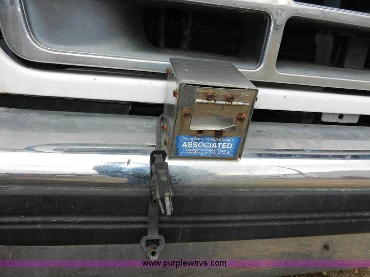 image for item X9599 1993 Ford F450 XLT Super Duty tow truck