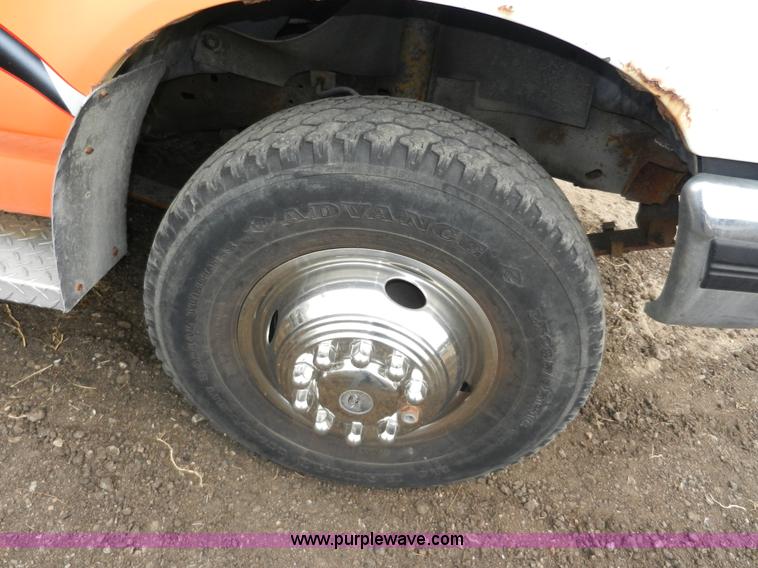 image for item X9599 1993 Ford F450 XLT Super Duty tow truck