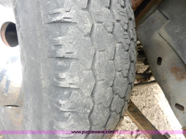 image for item X9599 1993 Ford F450 XLT Super Duty tow truck