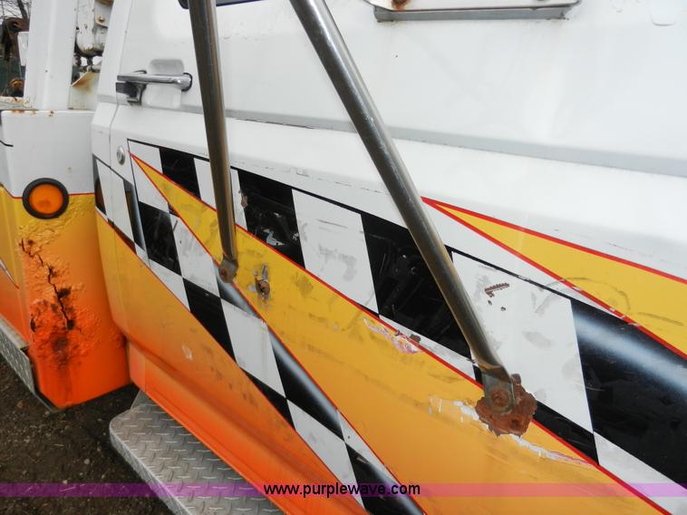 image for item X9599 1993 Ford F450 XLT Super Duty tow truck