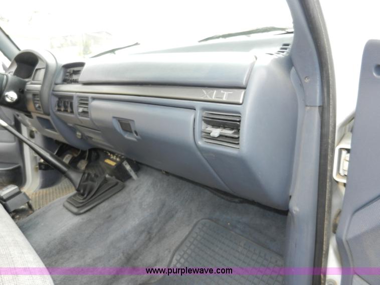 image for item X9599 1993 Ford F450 XLT Super Duty tow truck