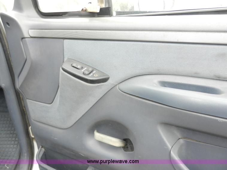 image for item X9599 1993 Ford F450 XLT Super Duty tow truck