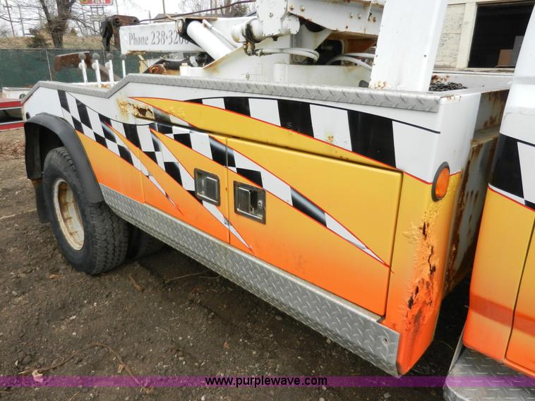 image for item X9599 1993 Ford F450 XLT Super Duty tow truck