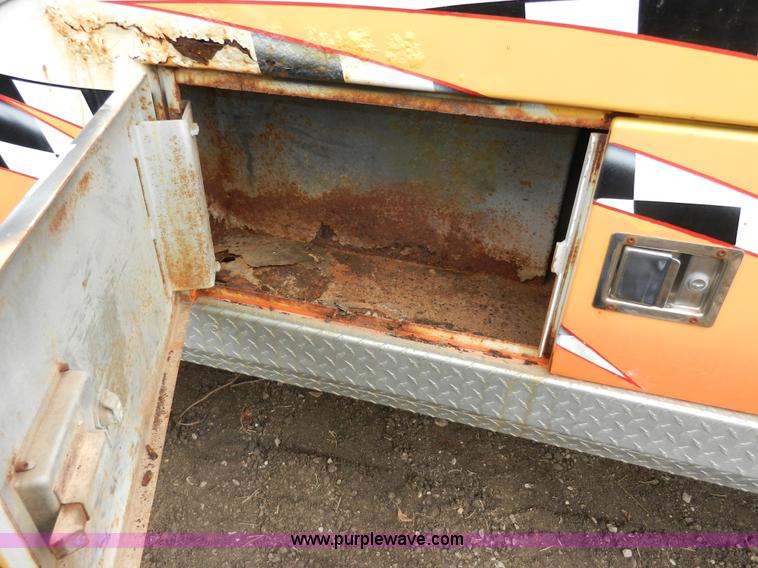 image for item X9599 1993 Ford F450 XLT Super Duty tow truck