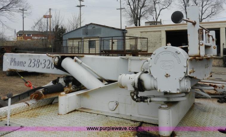 image for item X9599 1993 Ford F450 XLT Super Duty tow truck