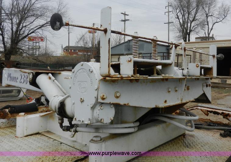 image for item X9599 1993 Ford F450 XLT Super Duty tow truck