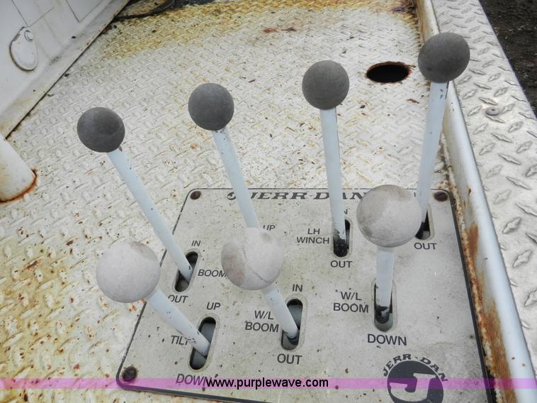 image for item X9599 1993 Ford F450 XLT Super Duty tow truck