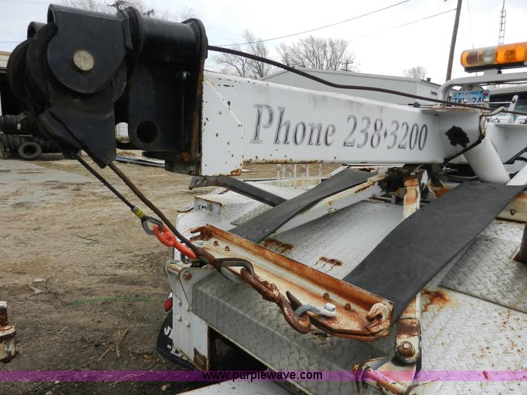 image for item X9599 1993 Ford F450 XLT Super Duty tow truck