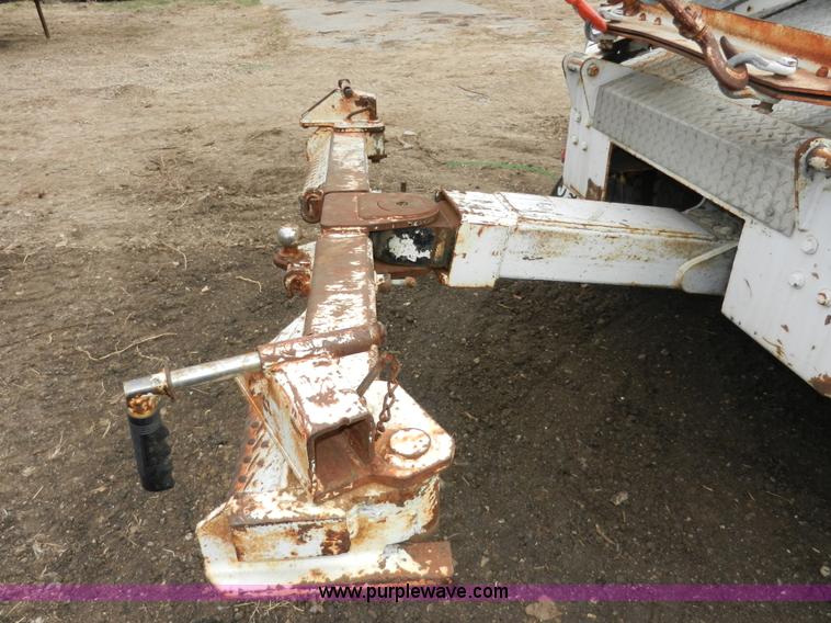 image for item X9599 1993 Ford F450 XLT Super Duty tow truck