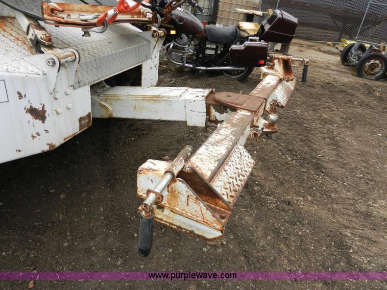 image for item X9599 1993 Ford F450 XLT Super Duty tow truck