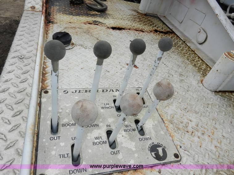 image for item X9599 1993 Ford F450 XLT Super Duty tow truck