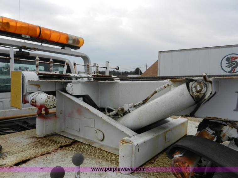 image for item X9599 1993 Ford F450 XLT Super Duty tow truck