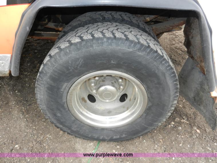 image for item X9599 1993 Ford F450 XLT Super Duty tow truck