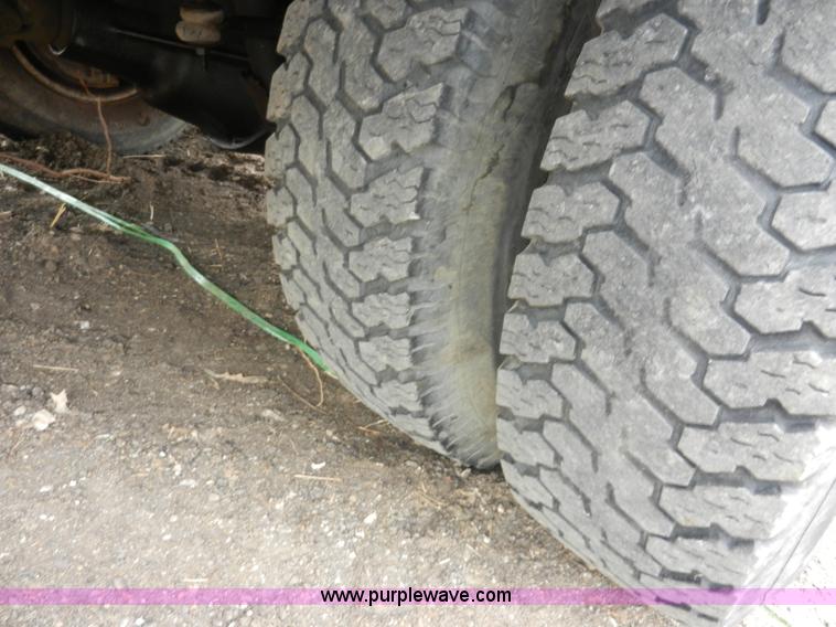 image for item X9599 1993 Ford F450 XLT Super Duty tow truck