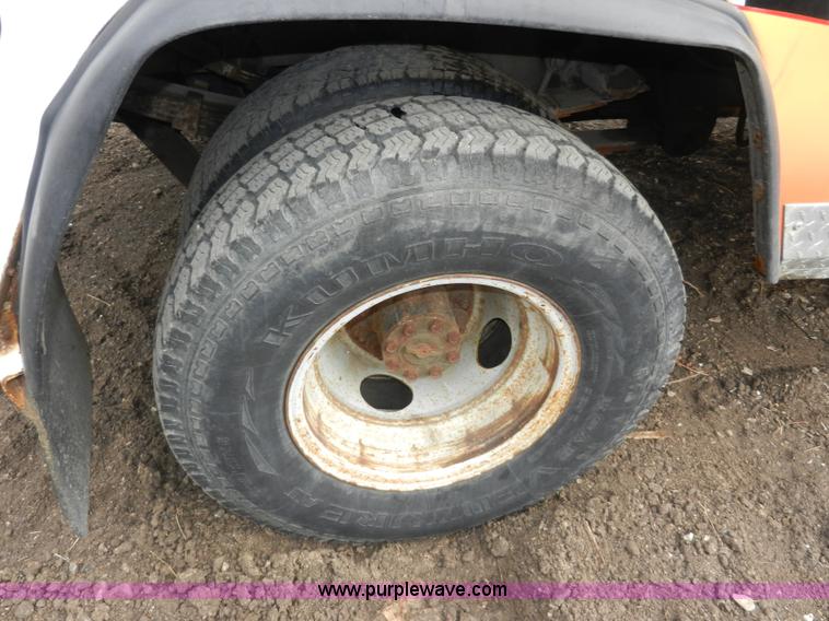 image for item X9599 1993 Ford F450 XLT Super Duty tow truck