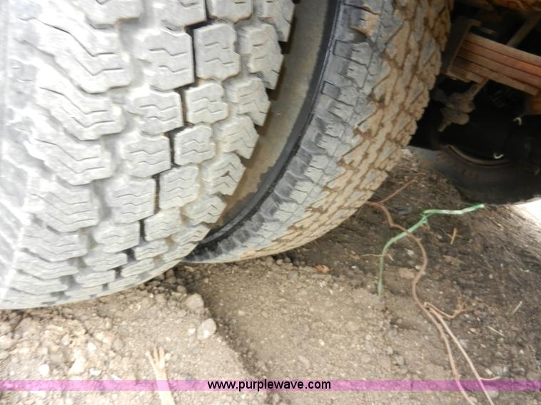 image for item X9599 1993 Ford F450 XLT Super Duty tow truck