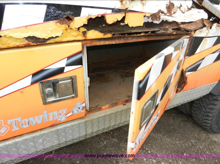 image for item X9599 1993 Ford F450 XLT Super Duty tow truck