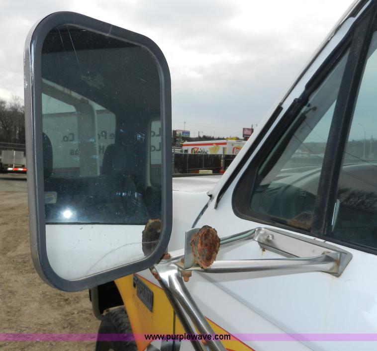 image for item X9599 1993 Ford F450 XLT Super Duty tow truck