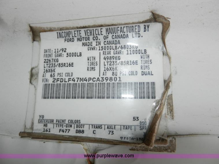 image for item X9599 1993 Ford F450 XLT Super Duty tow truck