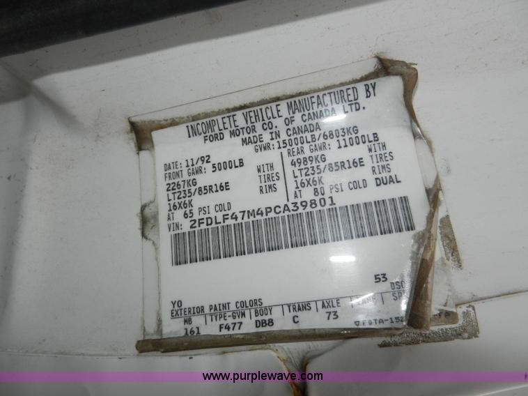 image for item X9599 1993 Ford F450 XLT Super Duty tow truck