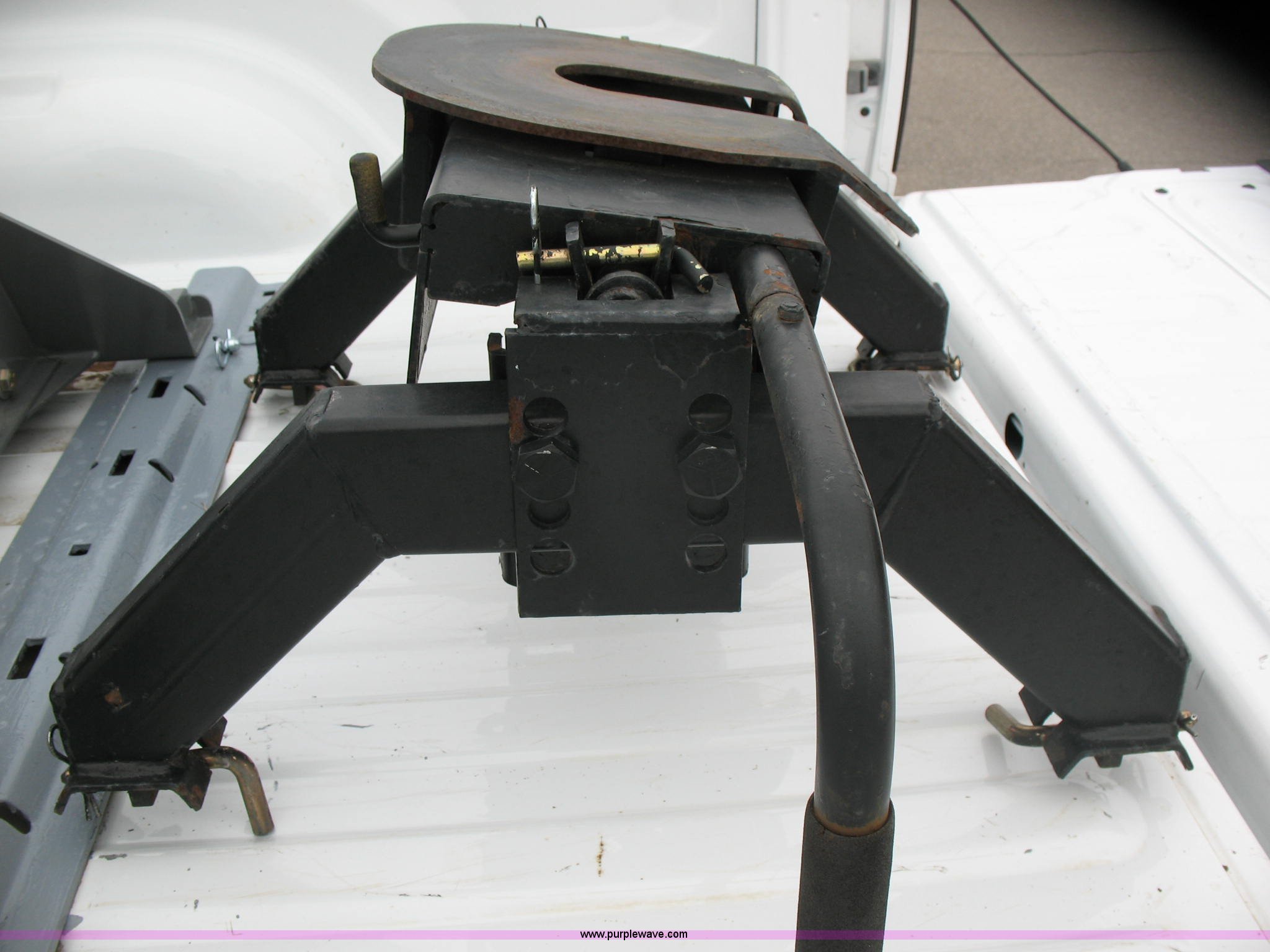 Fifth wheel hitch in Manhattan, KS Item C1008 sold Purple Wave