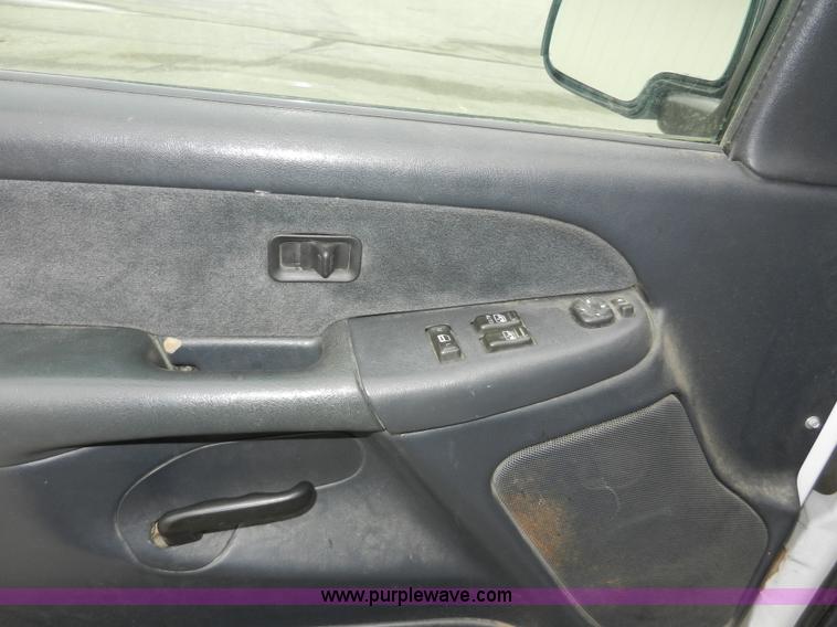 image for item A3950 2000 Chevrolet Silverado 1500 LS pickup truck