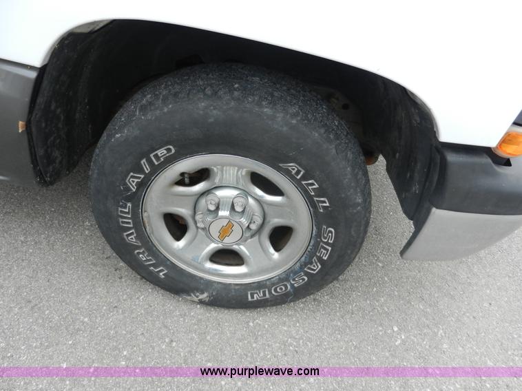image for item A3950 2000 Chevrolet Silverado 1500 LS pickup truck