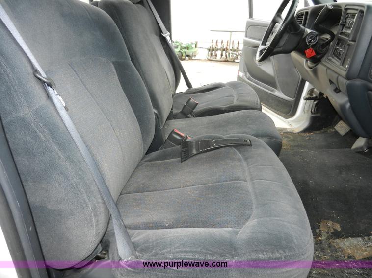 image for item A3950 2000 Chevrolet Silverado 1500 LS pickup truck