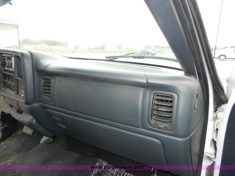 image for item A3950 2000 Chevrolet Silverado 1500 LS pickup truck