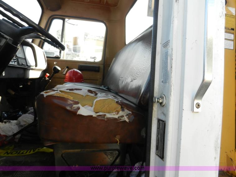 image for item A5003 1979 International 1824 telescopic crane truck