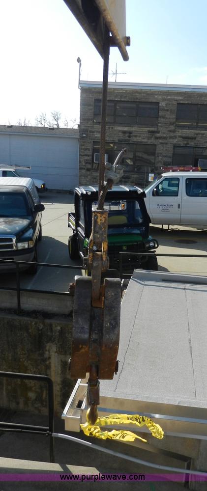 image for item A5003 1979 International 1824 telescopic crane truck