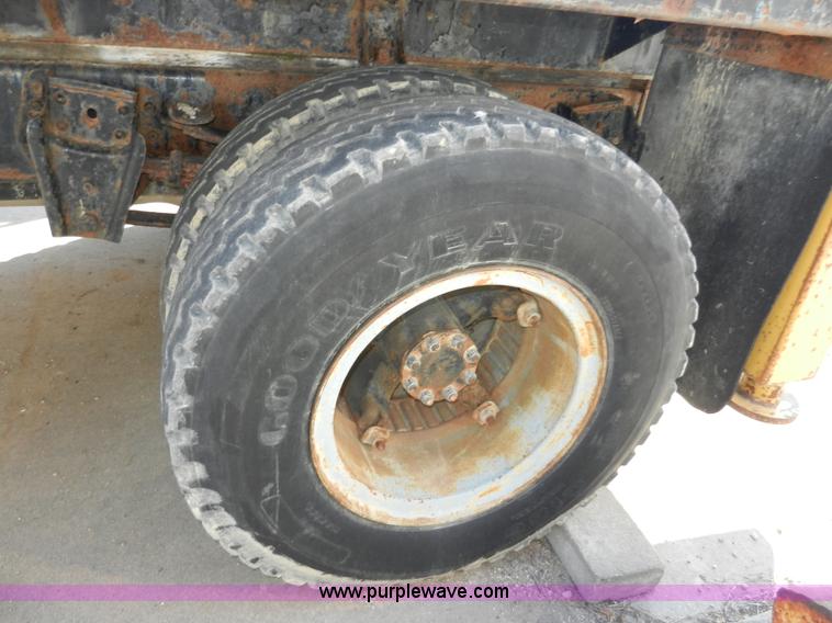 image for item A5003 1979 International 1824 telescopic crane truck