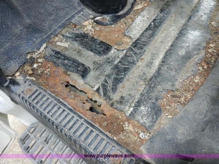 image for item A5005 1994 Isuzu box truck