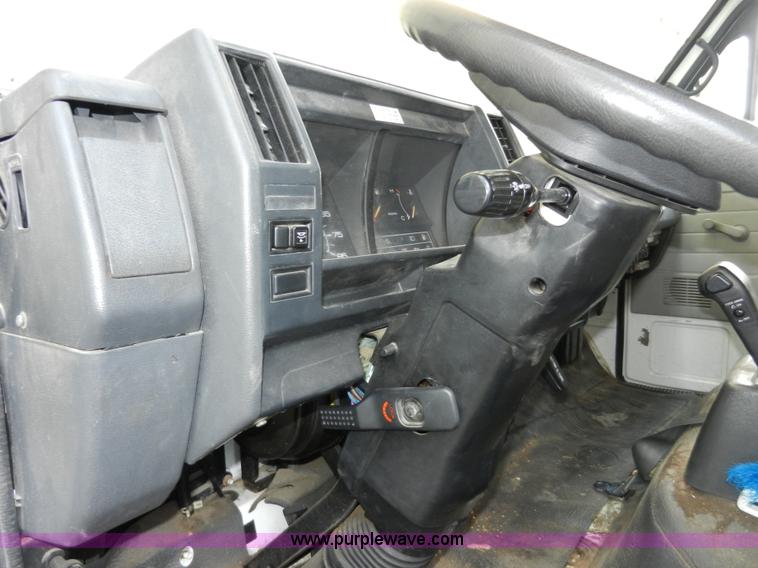 image for item A5005 1994 Isuzu box truck