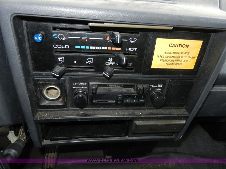 image for item A5005 1994 Isuzu box truck